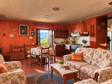 3Salotto rustico italiano con vista collinare