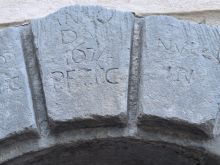 particolare portone in pietra